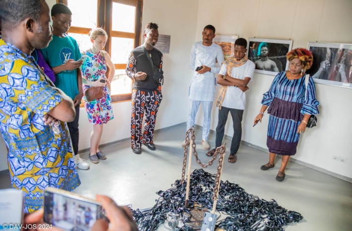Exposition «  Iroyin ko to Afojuba » au Kulturforum Süd-Nord à Togbin : Les œuvres de l’artiste visuel photographe Franquin Dedji à voir jusqu’au 24 mars (Une horde d’acteurs culturels, amoureux de l’art et amis du centre étaient au vernissage)