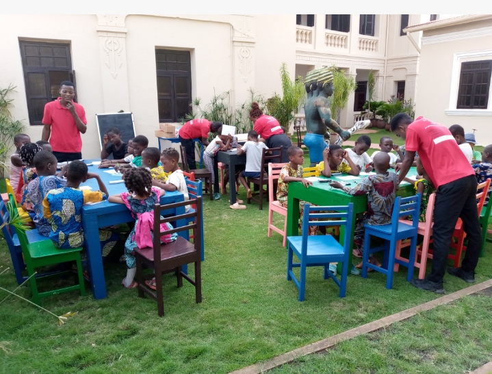 « Petits Pinceaux » du Musée de Ouidah de la Fondation Zinsou : Les enfants apprennent à réaliser le système solaire avec papier accrochable au mur