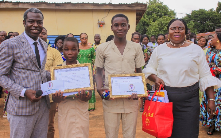 Récompense des meilleurs élèves de Goro, Bétérou, Alafiarou et de Bohicon :  La Fondation Iya Lati et Moudachirou Gbadamassi pour la promotion de l’excellence en milieu scolaire