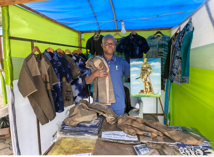 MOIE 2025 à la Bourse du Travail à Cotonou : Offrez-vous l’élégance naturelle des tissus et habits « Ganvo »  Le stand de l’artiste plasticien et artisan textile Thomas Ahouandjinou ouvert au public jusqu’au 15 août  Un tissu 100 % naturel, doux, résistant et teint à base de feuilles locales